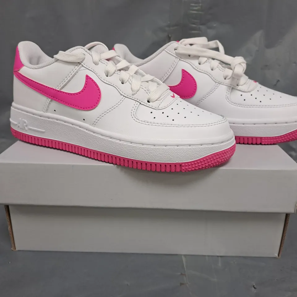 BOXED PAIR OF NIKE AIR FORCE 1 SHOES IN WHITE/FUCHSIA SIZE UK 3