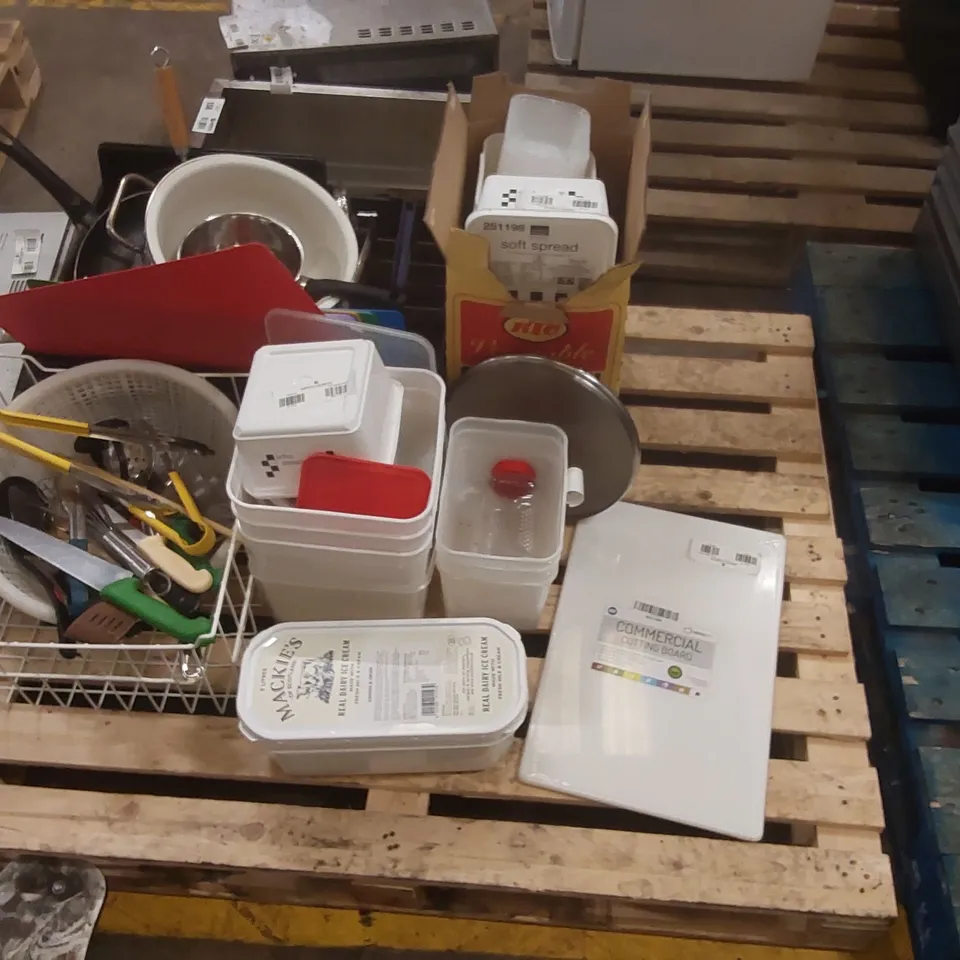 PALLET CONTAINING A LARGE QUANTITY OF ASSORTED CATERING ITEMS INCLUDING POTS AND PANS, KITCHEN UTENSILS, CONTAINERS ECT