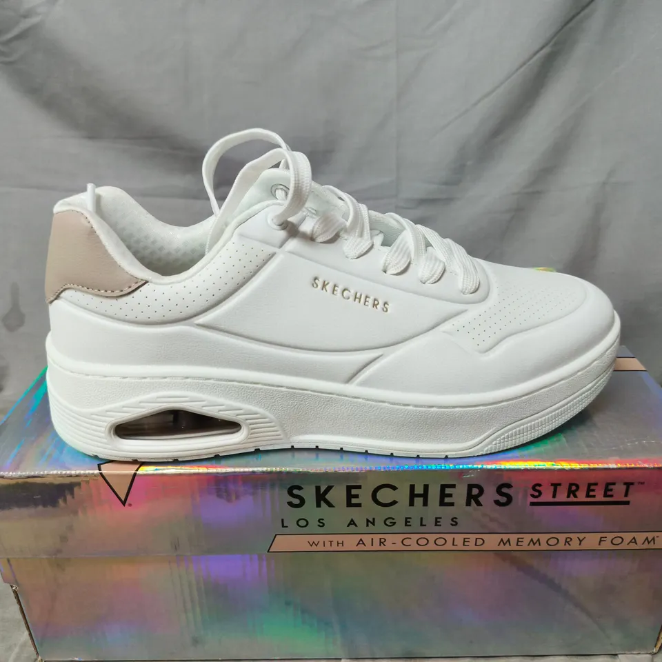 BOXED PAIR OF SKECHERS STREET LOS ANGELES WHITE SNEAKERS WITH MEMORY FOAM - SIZE 6