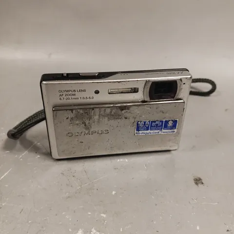 OLYMPUS 1040 HYPER-CRYSTAL DIGITAL CAMERA