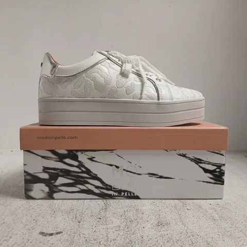 BOXED PAIR OF MODA IN PELLE BUTTERCUPP AZTEC PANEL CHUNKY TRAINERS IN WHITE SIZE UK 5