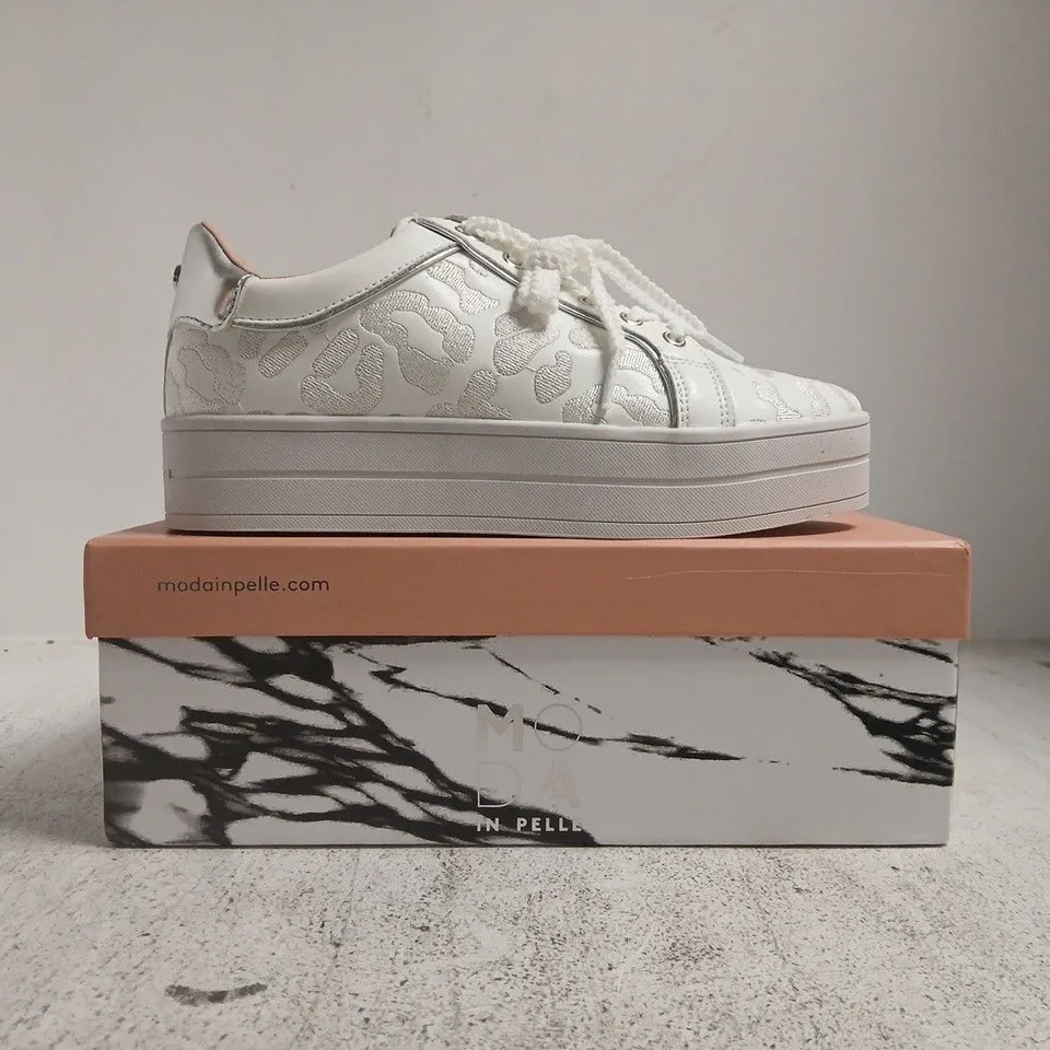 BOXED PAIR OF MODA IN PELLE BUTTERCUPP AZTEC PANEL CHUNKY TRAINERS IN WHITE SIZE UK 5
