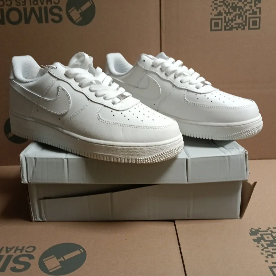 BOXED PAIR OF NIKE AIR FORCE 1 '07 SHOES IN WHITE SIZE UK 10
