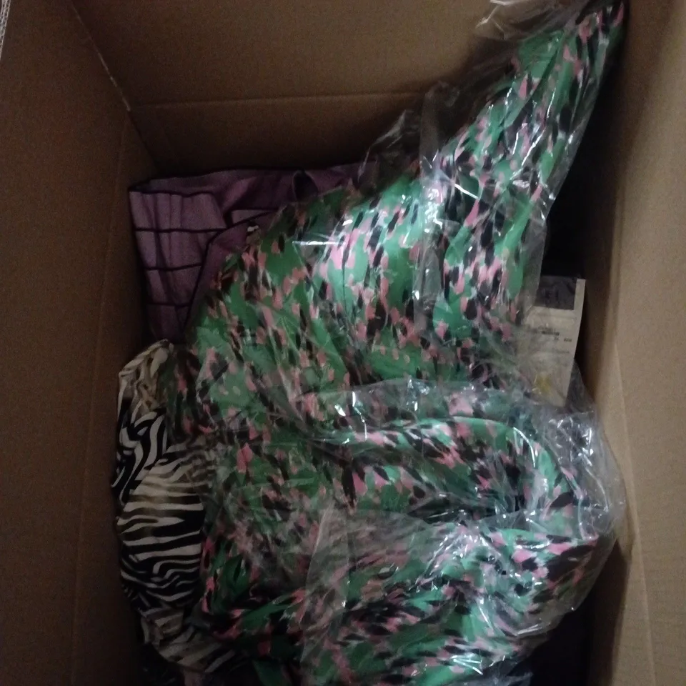 BOX OF APPROXIMATELY 25 ASSORTED CLOTHING ITEM TO INCLUDE BANDOLINO, CONDICI, GINA BACCONI ETC