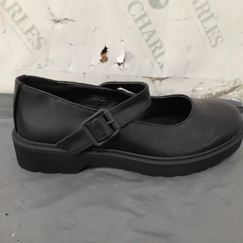 APPROXIMATELY 10 LILLEY'S BLACK LEATHER BUCKLE OPEN TOP SHOES IN SIZE 2