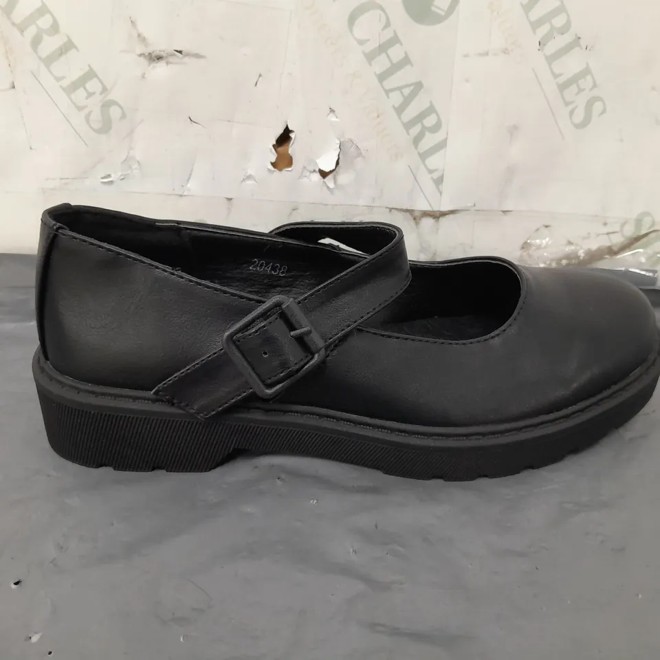 APPROXIMATELY 10 LILLEY'S BLACK LEATHER BUCKLE OPEN TOP SHOES IN SIZE 2