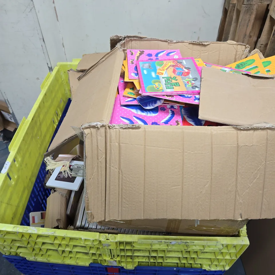 PALLET OF APPROXIMATELY 60 ASSORTED ITEMS TO INCLUDE 3D PUZZLES, DIAMOND PAINTINGS, HANGING DECORATIVE TILES, ETC - COLLECTION ONLY
