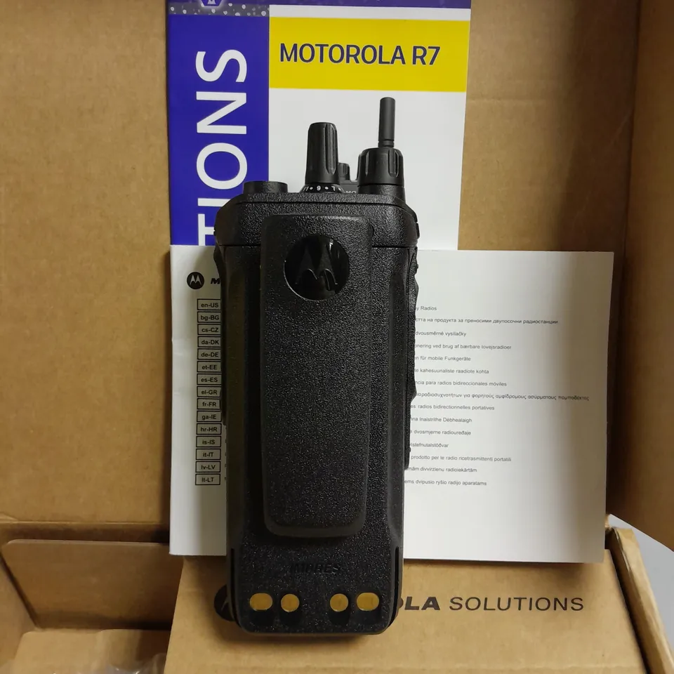 BOXED MOTOROLA SOLUTIONS R7 WALKIE TALKIE