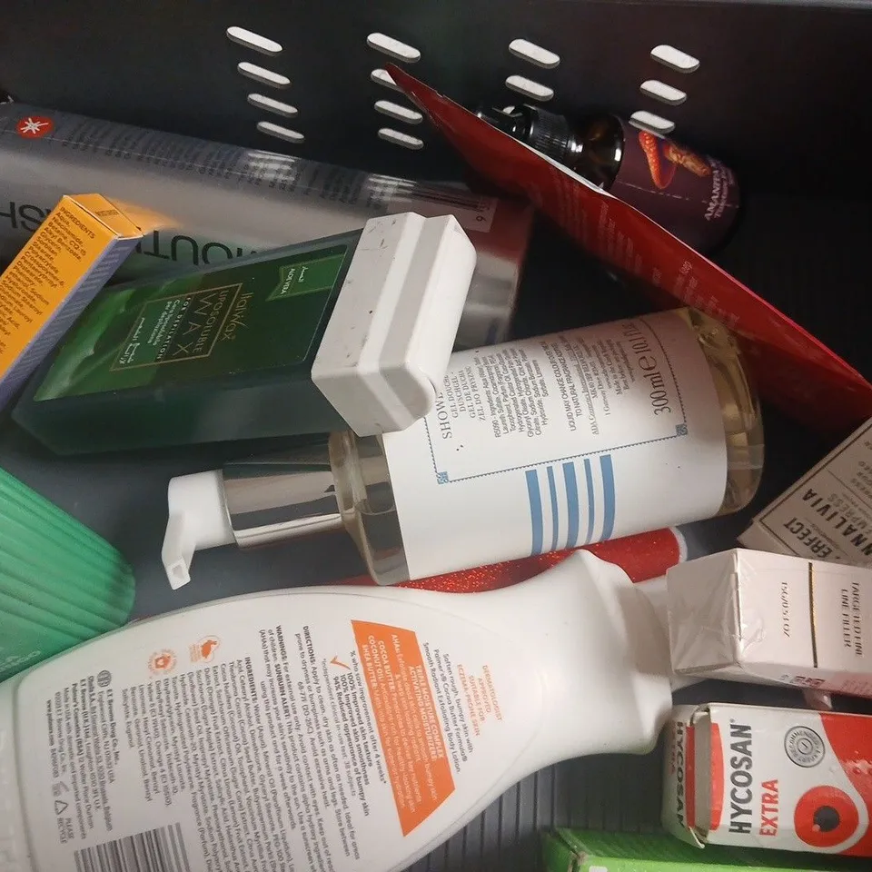 APPROX 12 ASSORTED BEAUTY PRODUCTS TO INCLUDE AKT THE DEODORANT BALM, MBM CONCEALER, BPERFECT MINI EMPRESS BASE BRUSH, ETC 