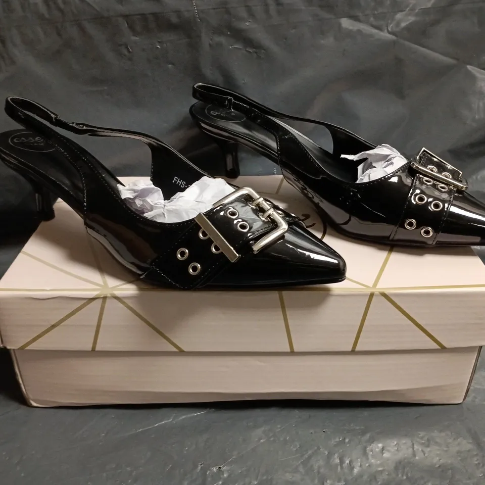 BOXED PAIR OF ESSEX GLAM POINTED TOE LOW HEEL SHOES IN BLACK SIZE UK 5