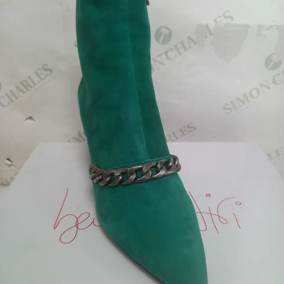 BEN DE LISI CHAIN LINK SUEDE ANKLE BOOT SIZE 7 IN GREEN