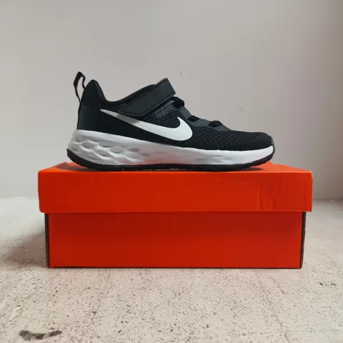 BOXED PAIR OF NIKE REVOLUTION 6 TRAINERS IN BLACK/WHITE SIZE UK KID'S 10