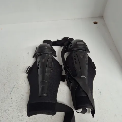 KNEE PADS / KNEE GUARDS (PAIR) — BLACK, PROTECTIVE SPORTS GEAR