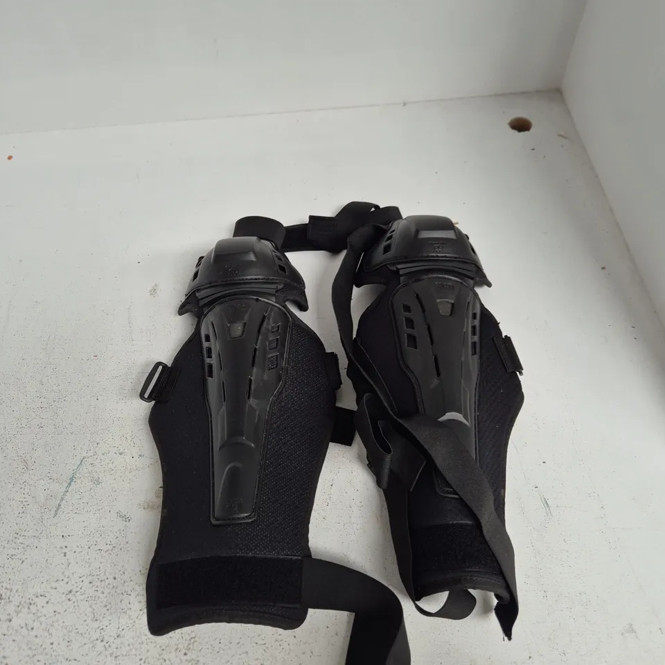 KNEE PADS / KNEE GUARDS (PAIR) — BLACK, PROTECTIVE SPORTS GEAR
