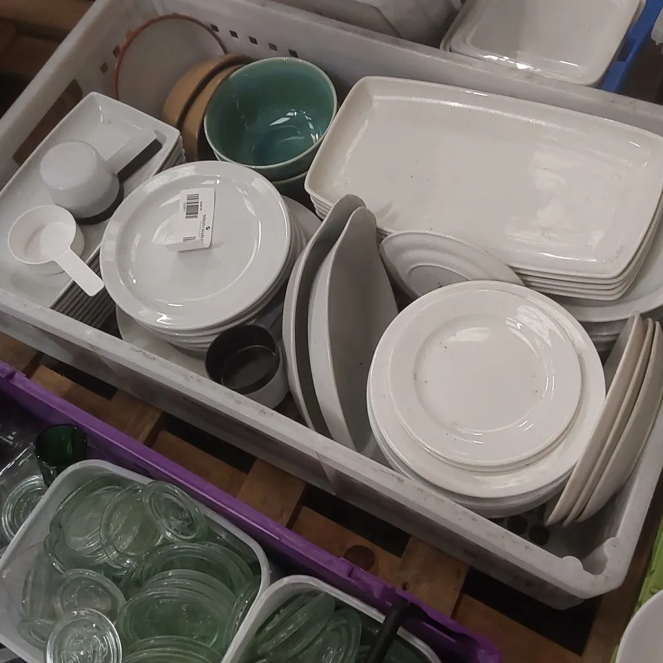 PALLET CONTAINING A LARGE QUANTITY OF ASSORTED CATERING ITEMS INCLUDING: PLATES, BOWLS ECT