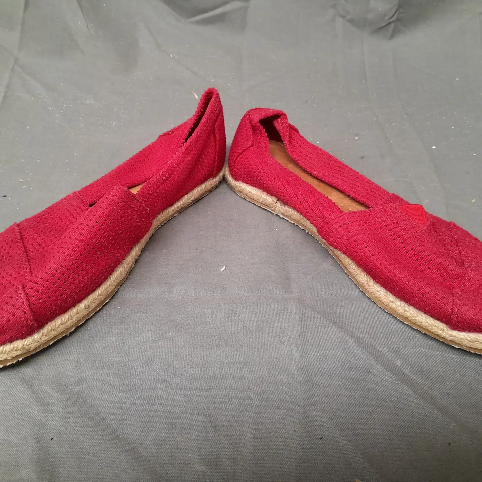 BOX OF APPROXIMATELY 8 PAIRS OF DESIGNER FLAT SLIP-ON SHOES IN RED - VARIOUS SIZES