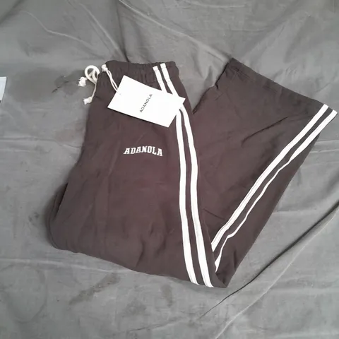 ADANOLA VARSITY LOOSE FIT SWEATPANTS IN COFFEE BEAN/MARSHMALLOW WHITE SIZE S