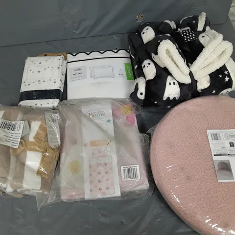 APPROXIMATELY 8 ASSORTED HOUSEHOLD ITEMS TO INCLUDE BEDDING, AND CUSHIONS IN VARIOUS SIZES AND STYLES