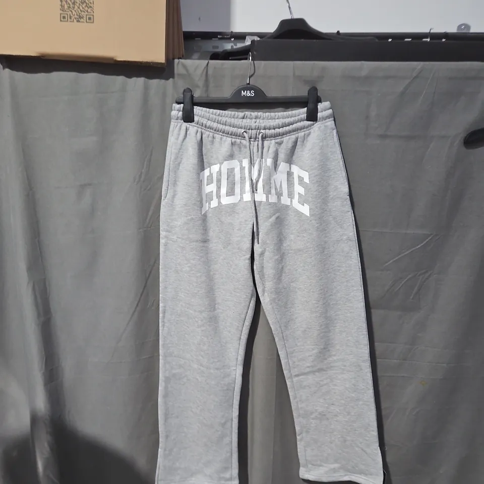 APPROXIMATLY 25 ITEMS INCLUDING JOGGERS T-SHIRTS TOPS ECT