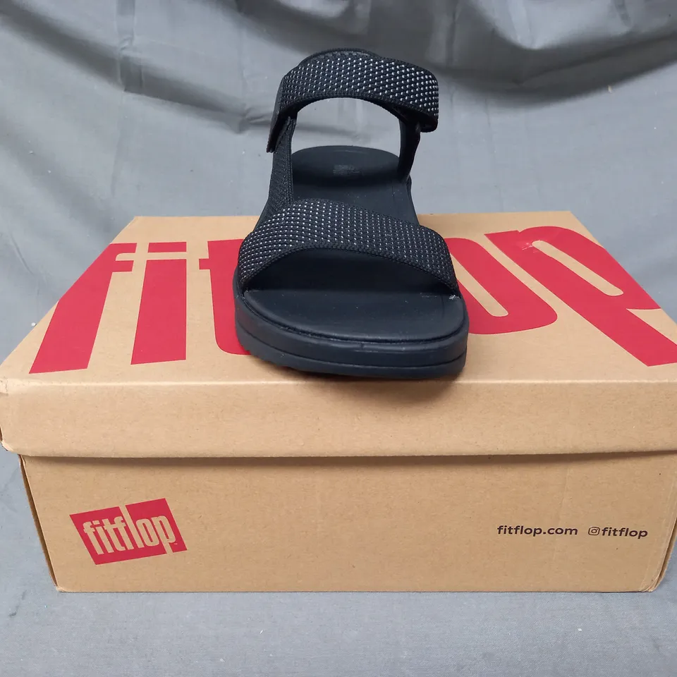 BOXED PAIR OF FITFLOP OPEN TOE SANDALS IN BLACK UK SIZE 6