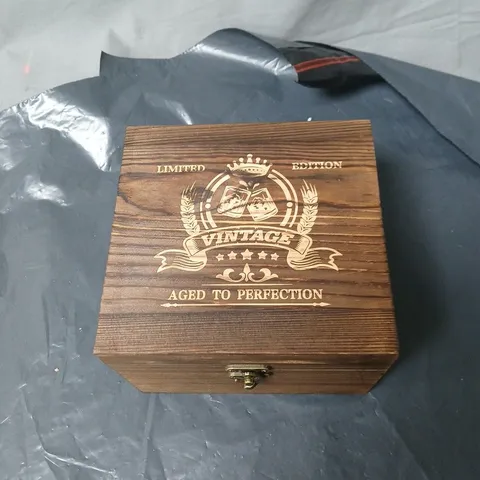 LIMITED EDITION VINTAGE GIFT SET IN WOODEN BOX – 'DAD THE LEGEND' GLASS 