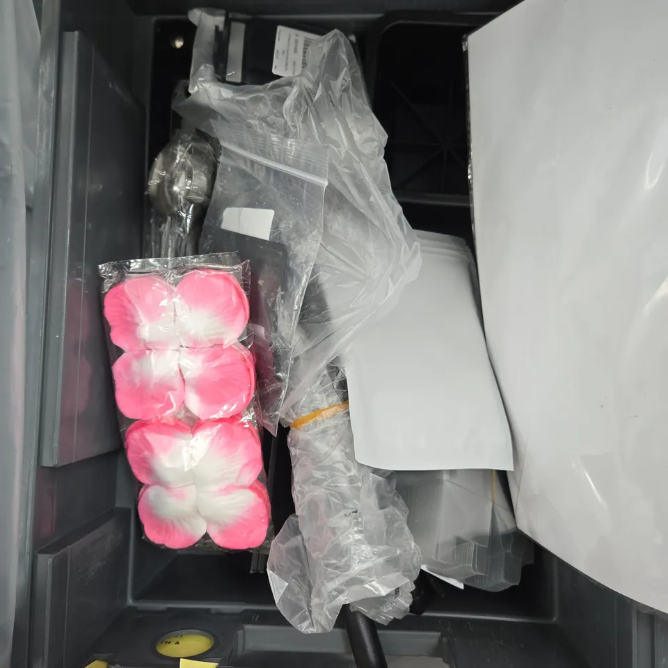 APPROXIMATELY 10 ASSORTED HOUSEHOLD PRODUCTS TO INCLUDE DRINKS CONTAINER, LED LIGHT, MEASURING SPOON ETC 