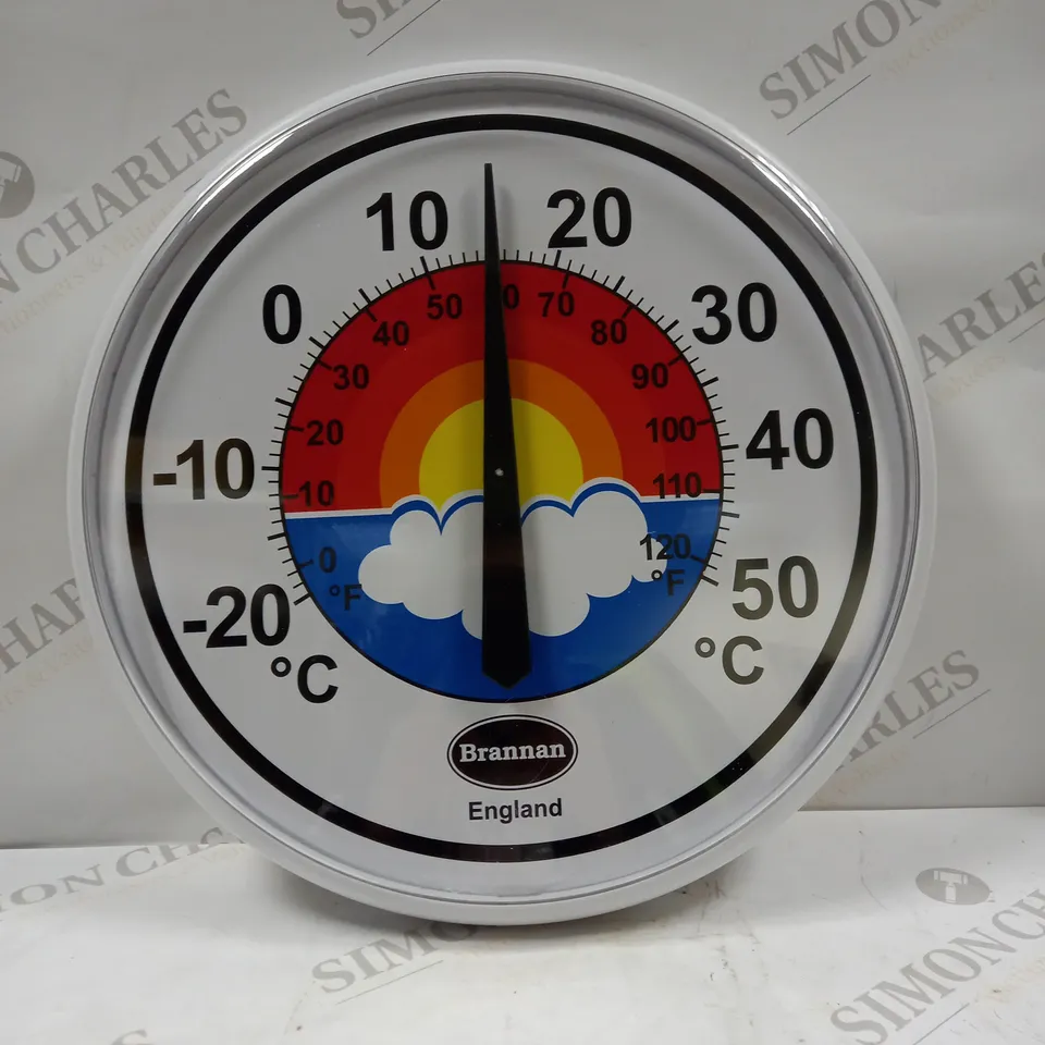 LOT OF APPROXIMATELY 3 HOUSEHOLD ITEMS TO INCLUDE SYSTEM 3 ORGINAL ACRYLIC PAINTS, RAINBOW DESIGN PATIO DIAL, PACK OF  A4 POPPER FILES