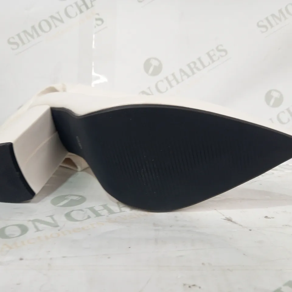 PAIR OF DESIGNER BLOCK HEEL BOOTS IN WHITE EU SIZE 38