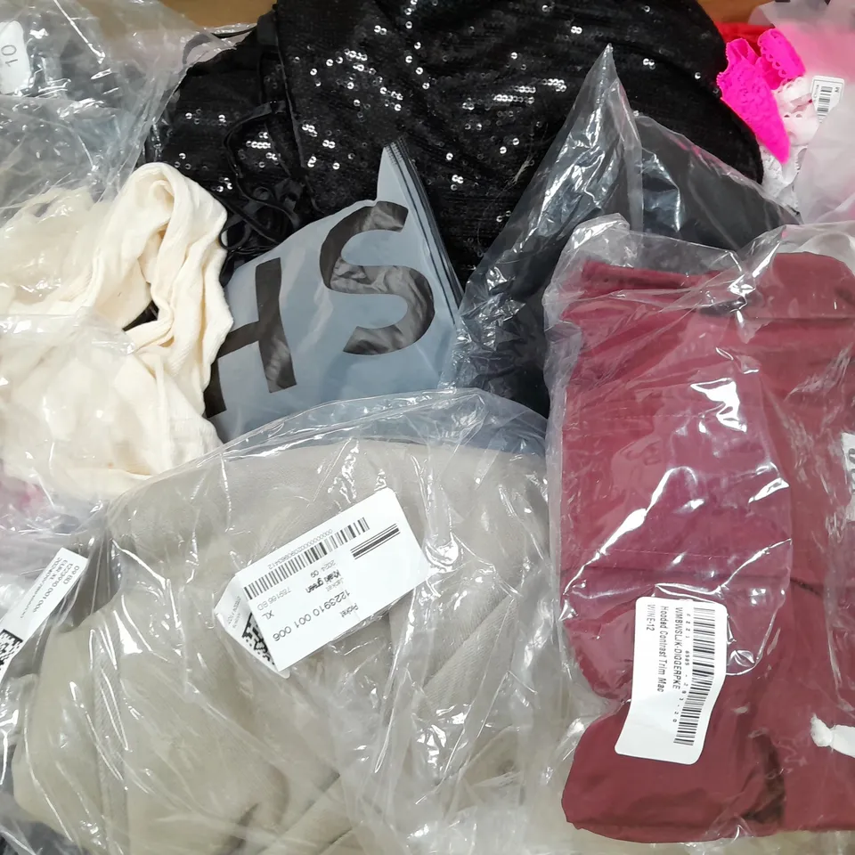 BOX OF APPROXIMATELY 25 ASSORTED CLOTHING ITEMS TO INCUDE - JUMPER  , JEANS  ,SOCKS , BIKINI BOTTOMS   ETC