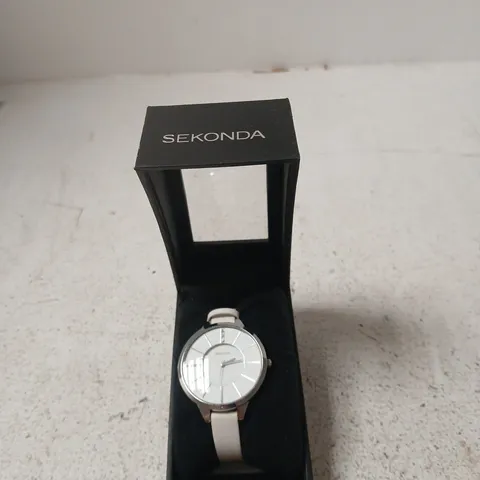 SEKONDA WRISTWATCH – SILVER/WHITE DIAL, WHITE STRAP, IN PRESENTATION BOX
