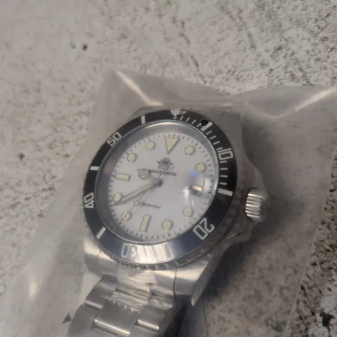 DIVER-STYLE STAINLESS STEEL WRISTWATCH – WHITE DIAL, BLACK BEZEL
