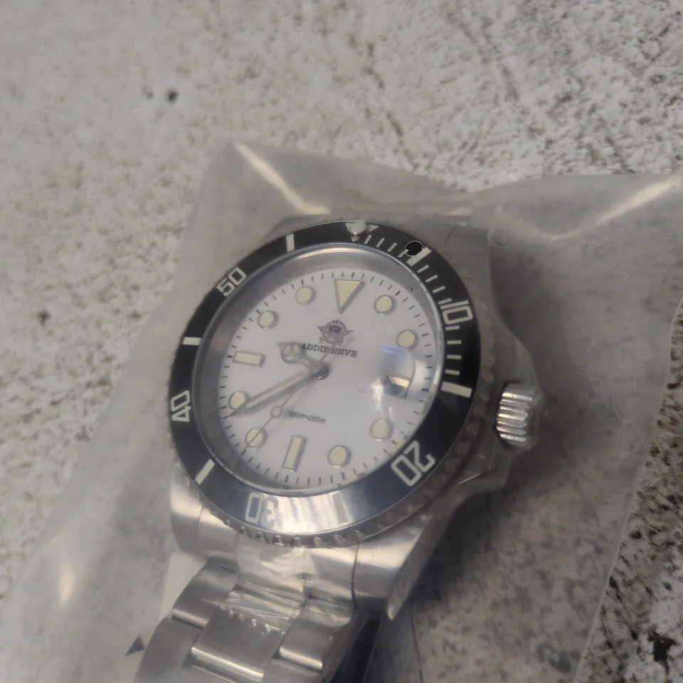 DIVER-STYLE STAINLESS STEEL WRISTWATCH – WHITE DIAL, BLACK BEZEL