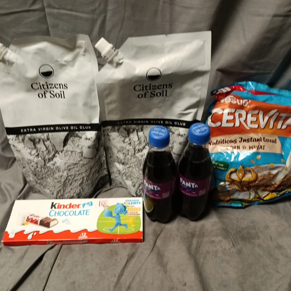 APPROXIMATELY 12 ASSORTED FOOD & DRINK ITEMS TO INCLUDE CITIZENS OF SOIL OLIVE OIL, FANTA GRAPE, KINDER CHOCOLATE, ETC - COLLECTION ONLY