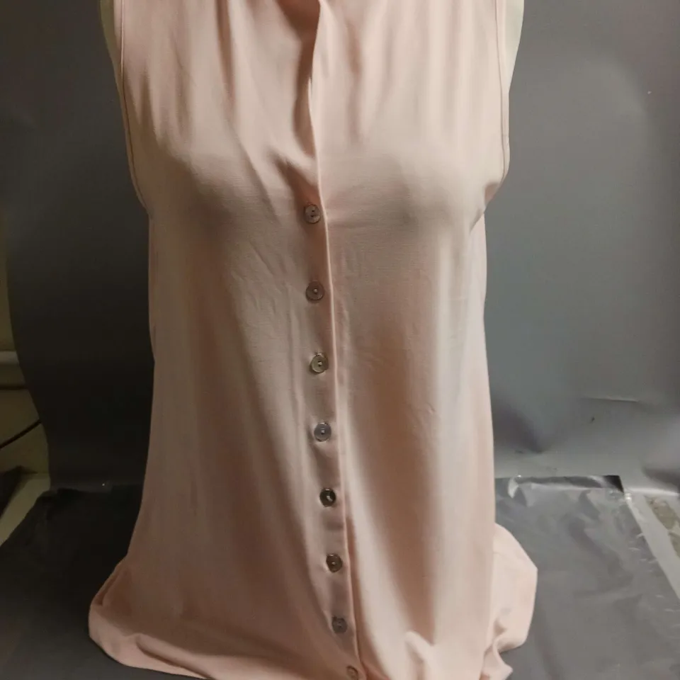 APPROXIMATELY 20 LADIES CLOTHING ITEMS TO INCLUDE TOPS AND DRESSES