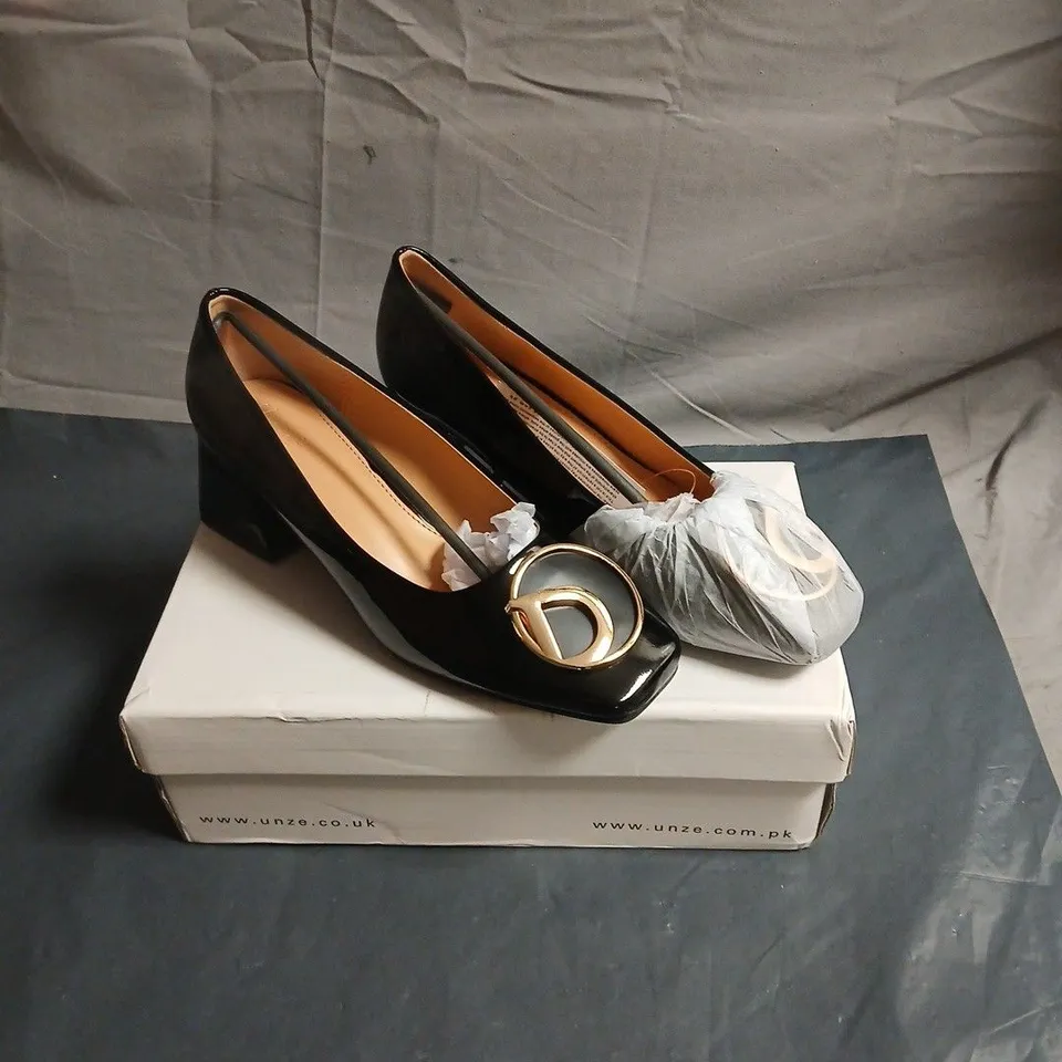 UNZE LONDON BLACK PATENT LEATHER PUMPS WITH GOLD RING TOE DETAIL – WOMEN'S SHOES SIZE 5