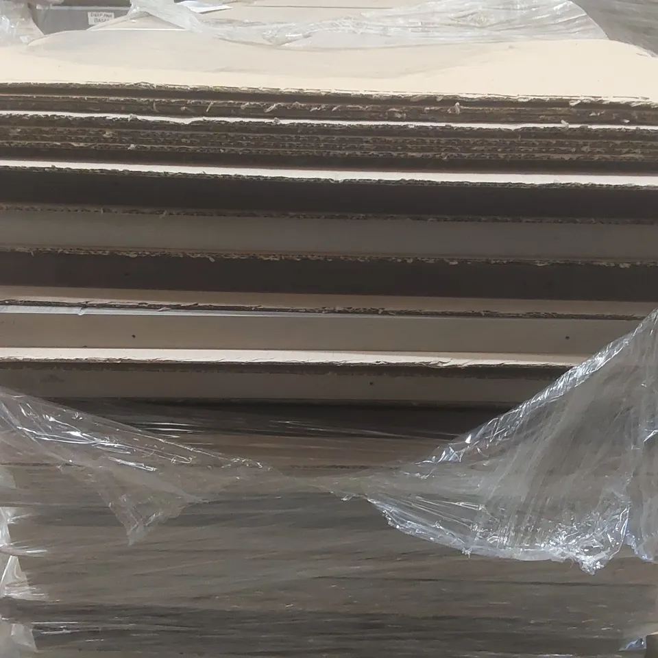 PALLET CONTAINING A LARGE QUANTITY OF ASSORTED DOORS