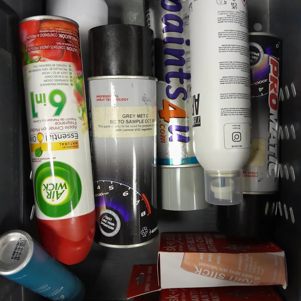 APPROXIMATELY 15 ASSORTED AEROSOLS TO INCLUDE CLEAR LACQUER, L'OREAL ANTI-FRIZZ, SELSIL ACRYLIC SPRAY PAINT ETC - COLLECTION ONLY 