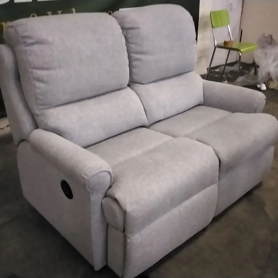 QUALITY BRITISH DESIGNED & MANUFACTURED G PLAN NEWMARKET 2 SEATER POWER RECLINER PIERO SILVER FABRIC SOFA 