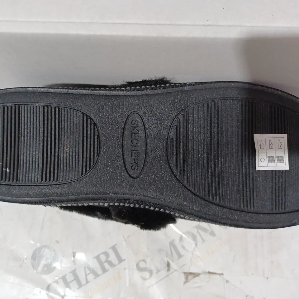 BOXED SKECHERS COZY SLIPPERS IN BLACK SIZE 8