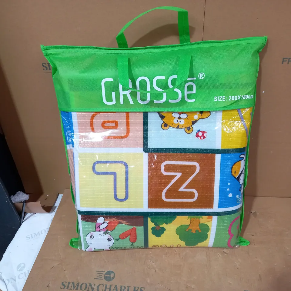 GROSSE ALPHABET MAT APPROX 200X180CM