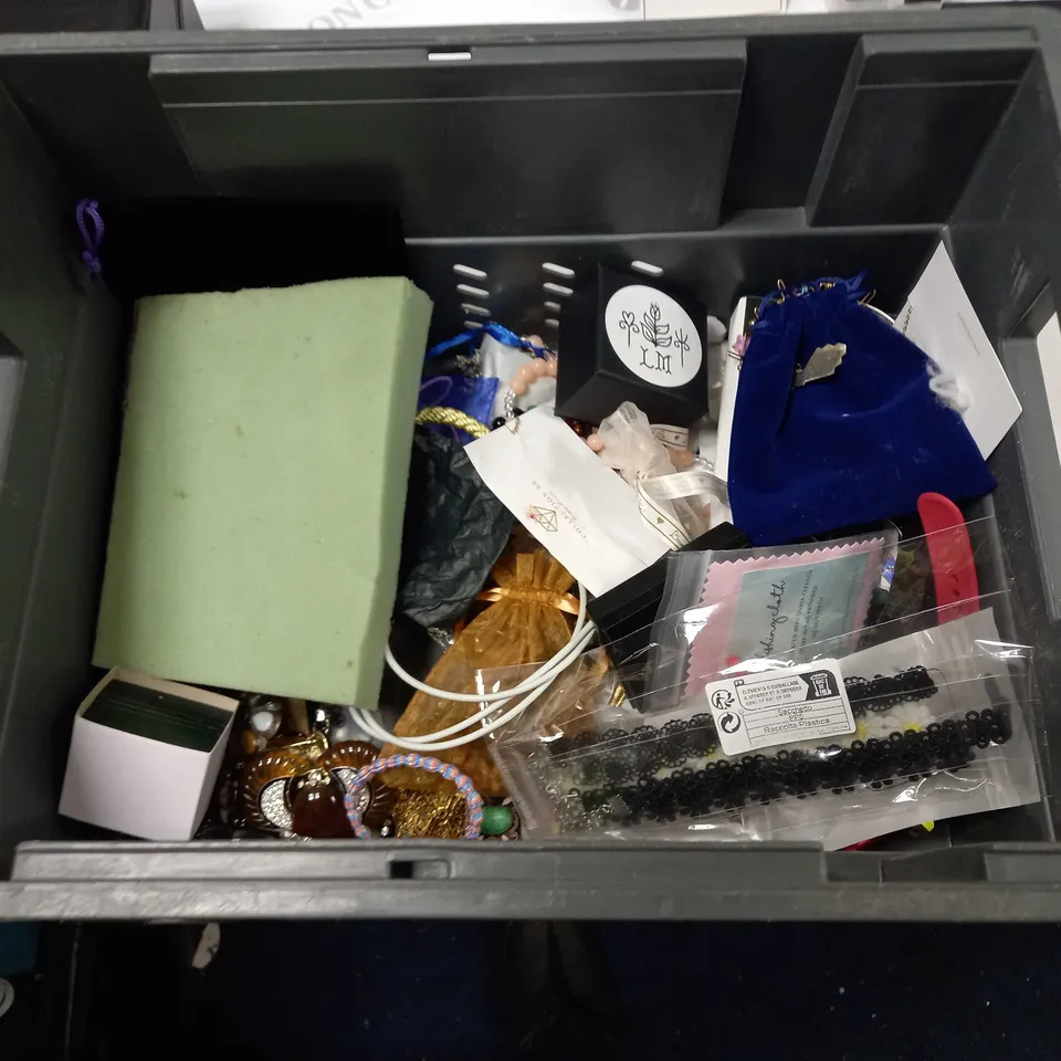 BOX TO CONTAIN APPROX. 25 ASSORTED ITEMS OF JEWELLERY. INCLUDES BRACELETS, NECKLACES, WATCH STRAPS ETC 