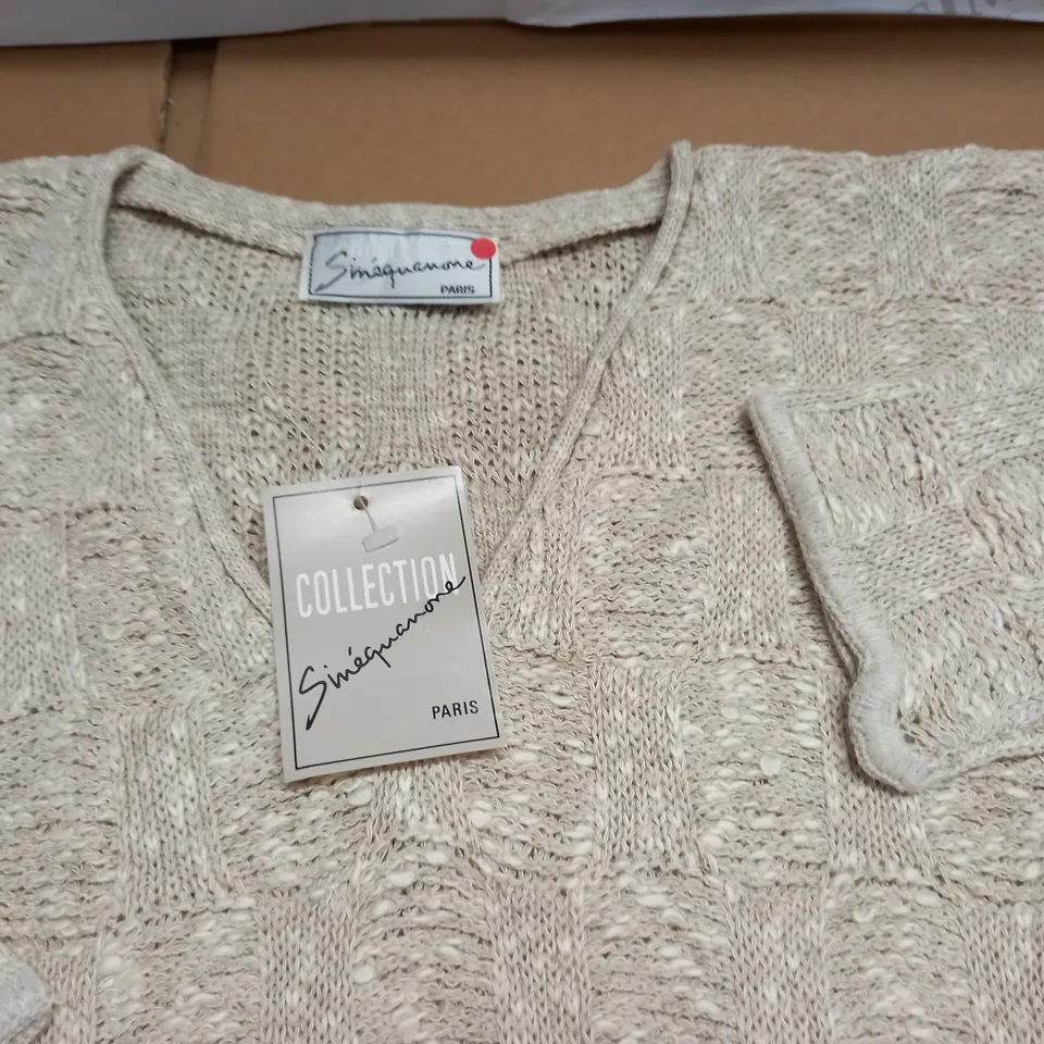 LOT OF APPROXIMATELY 15 V-NECK JUMPERS IN NATURAL - SIZE UNSPECIFIED