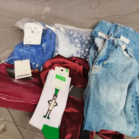 APPROXIMATELY 30 ASSORTED CLOTHING ITEMS IN VARIOUS SIZES, STYLES & COLOURS TO INCLUDE BRANDS SUCH AS PULL & BEAR, BERSHKA, SIMPLY BE , ETC - COLLECTION ONLY