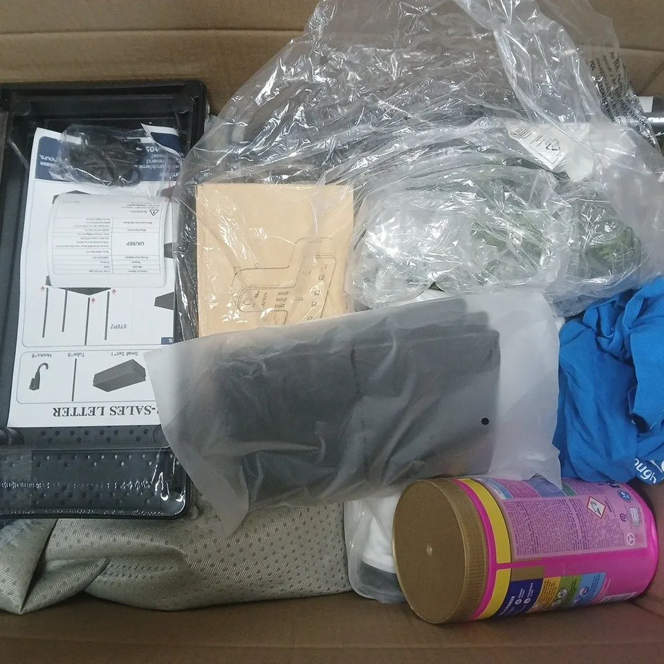 APPROXIMATELY 12 ASSORTED HOUSEHOLD PRODUCTS TO INCLUDE UNDERSINK STORAGE TRAY, WALL EXTENSION SOCKET, VANISH OX ACTION, ETC - COLLECTION ONLY