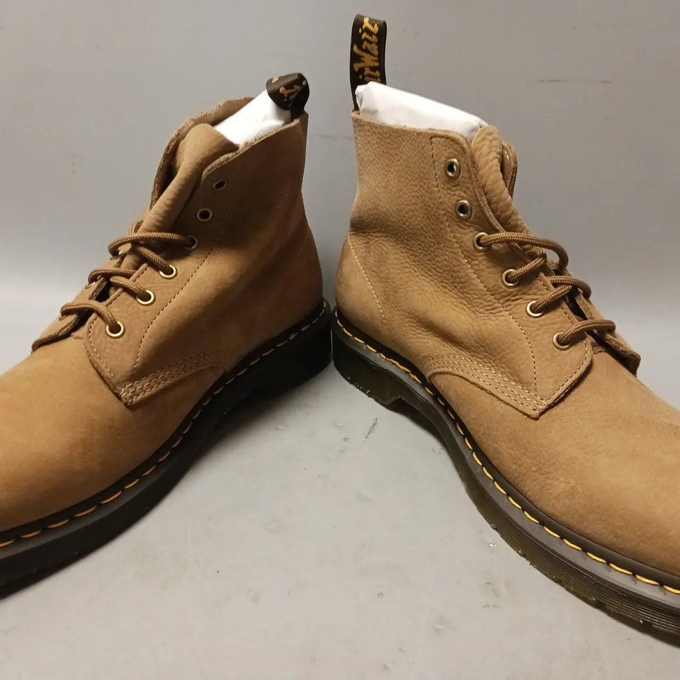 BOXED PAIR OF DR MARTENS 101 UB ANKLE BOOTS IN SAVANNAH TAN UK SIZE 11