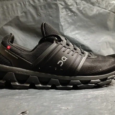 PAIR OF ON CLOUDSWIFT TRAINERS IN BLACK SIZE UK 10.5