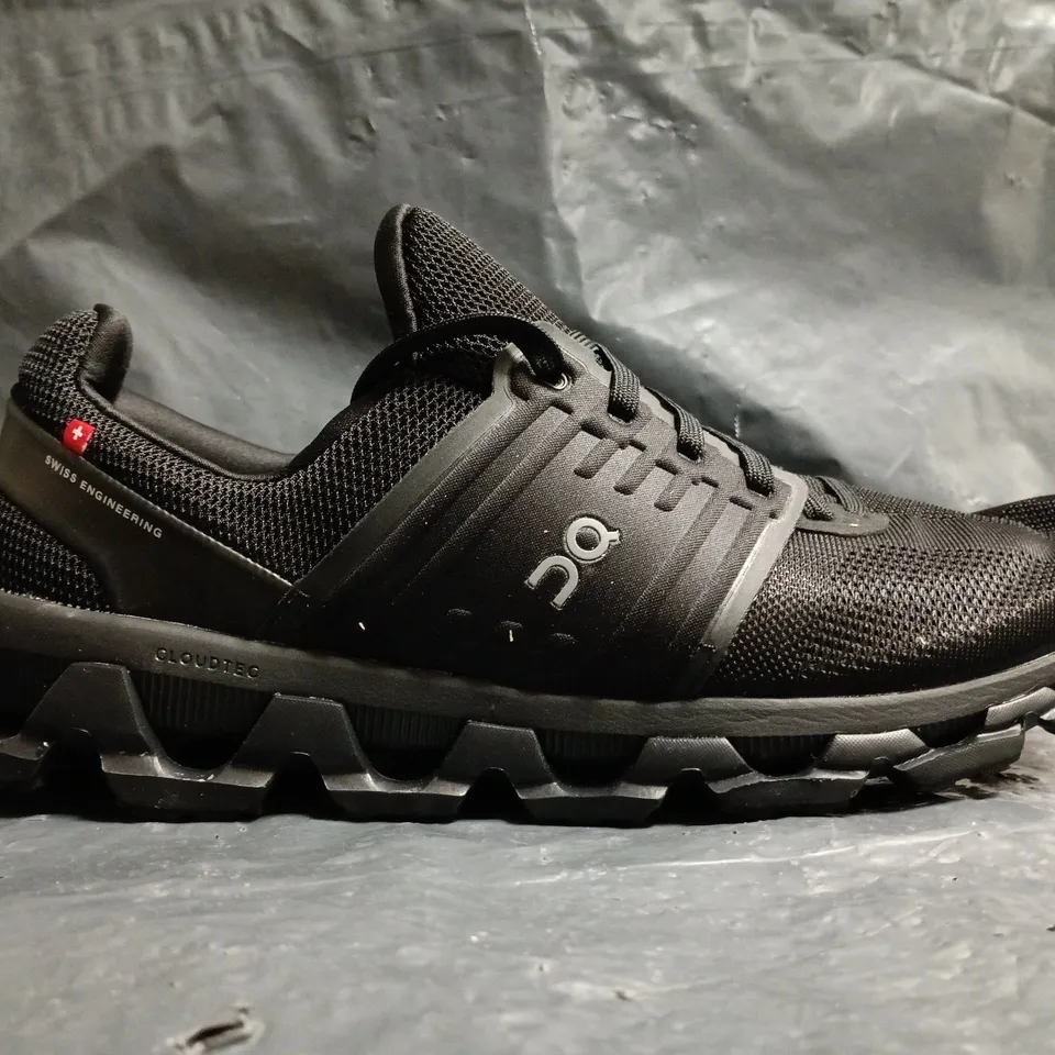 PAIR OF ON CLOUDSWIFT TRAINERS IN BLACK SIZE UK 10.5