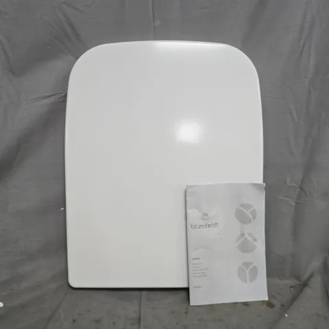 BOXED BLUMFELDT TOILET SEAT