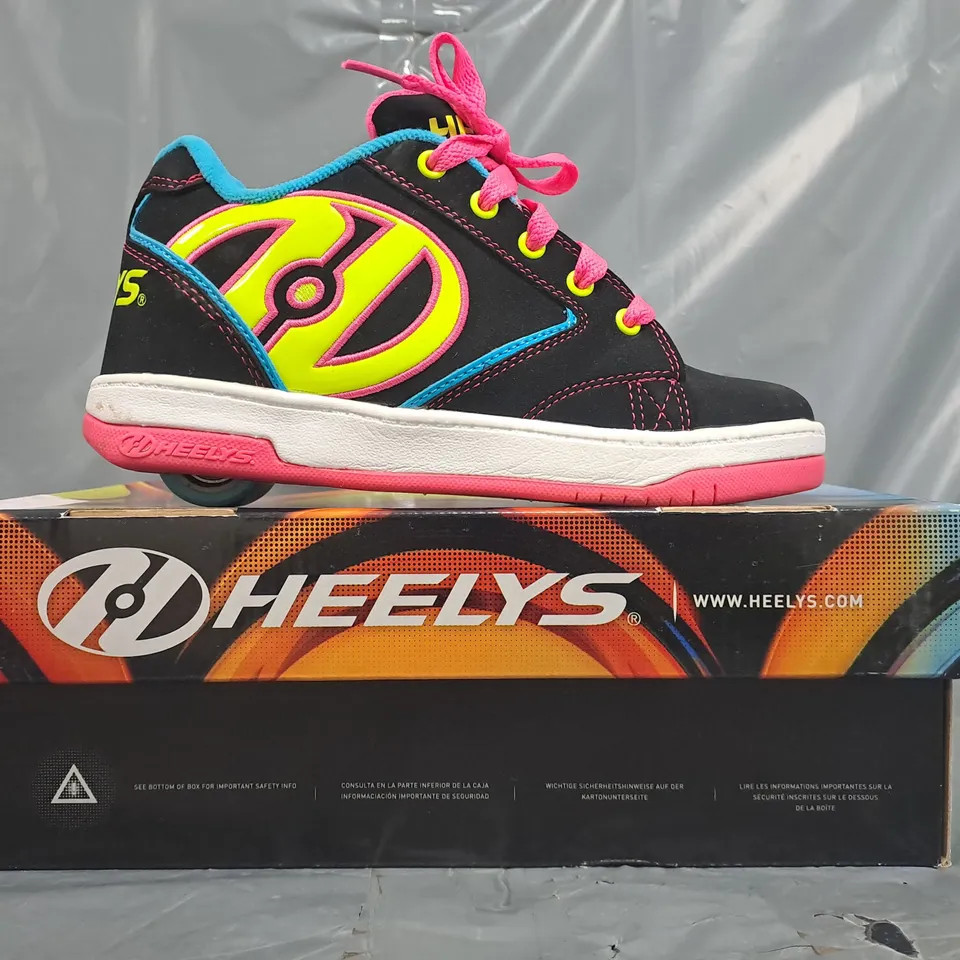 BOXED PAIR OF HEELYS PROPEL 2 JN SHOES IN BLACK/MULTICOLOUR SIZE UK 4