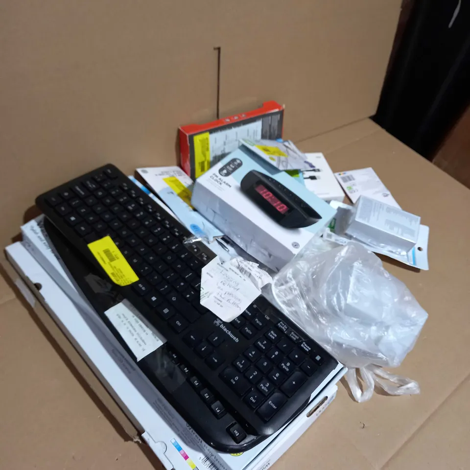 LOT OF 40 ITEMS INCLUDING KEYBOARDS , CHARGERS AND USB;S 